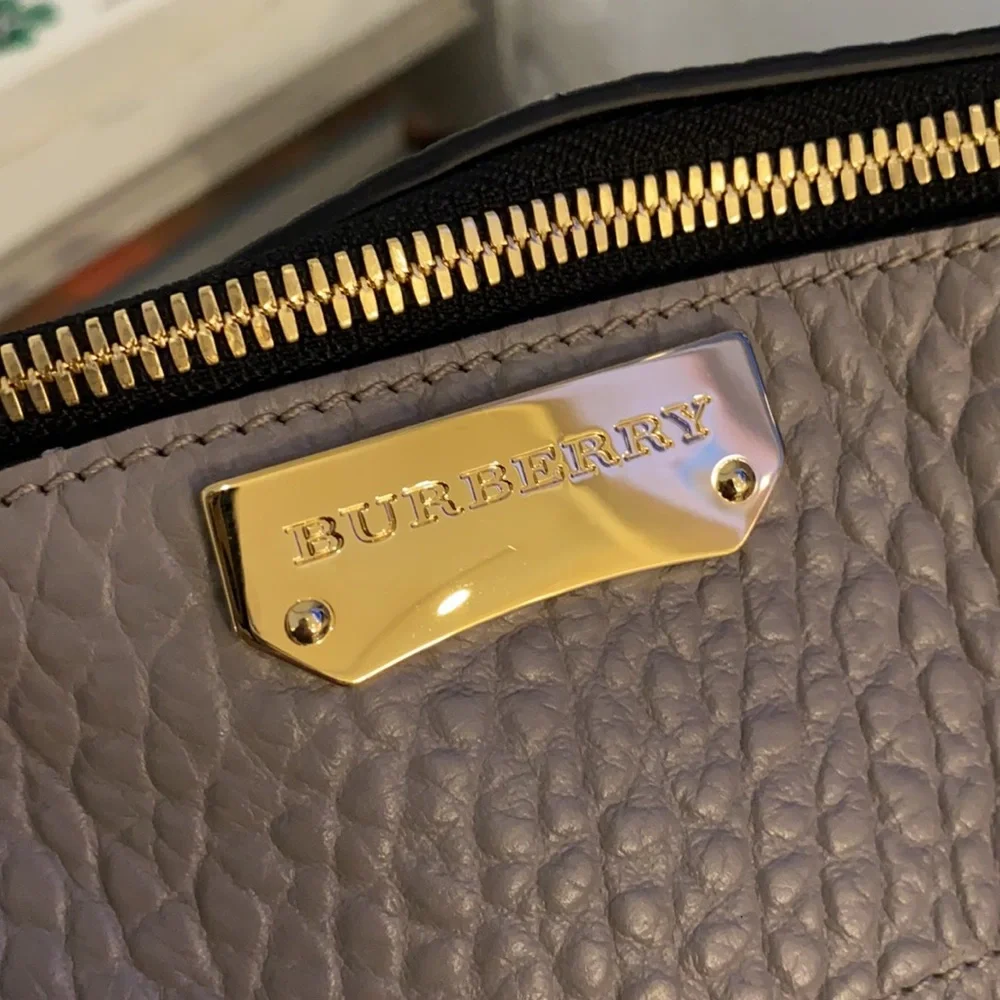 Burberry Welburn bag in pale grey color. New with tags and dust bag. - Picture 2 of 8